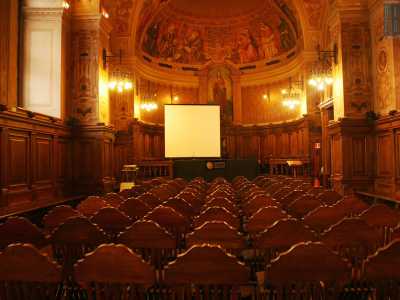 L'Aula Magna intitolata all'ex rettore Aldo Cossu. � un locale angusto, illuminato a malapena da alcuni lampadari laterali e contraddistinto dall'onnipresenza del legno: lo si trova sulle pareti, sull'abside e persino nelle tante sedie intagliate dislocate a centro sala